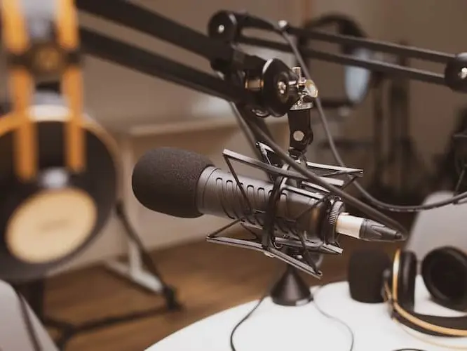 How we podcast intro pic