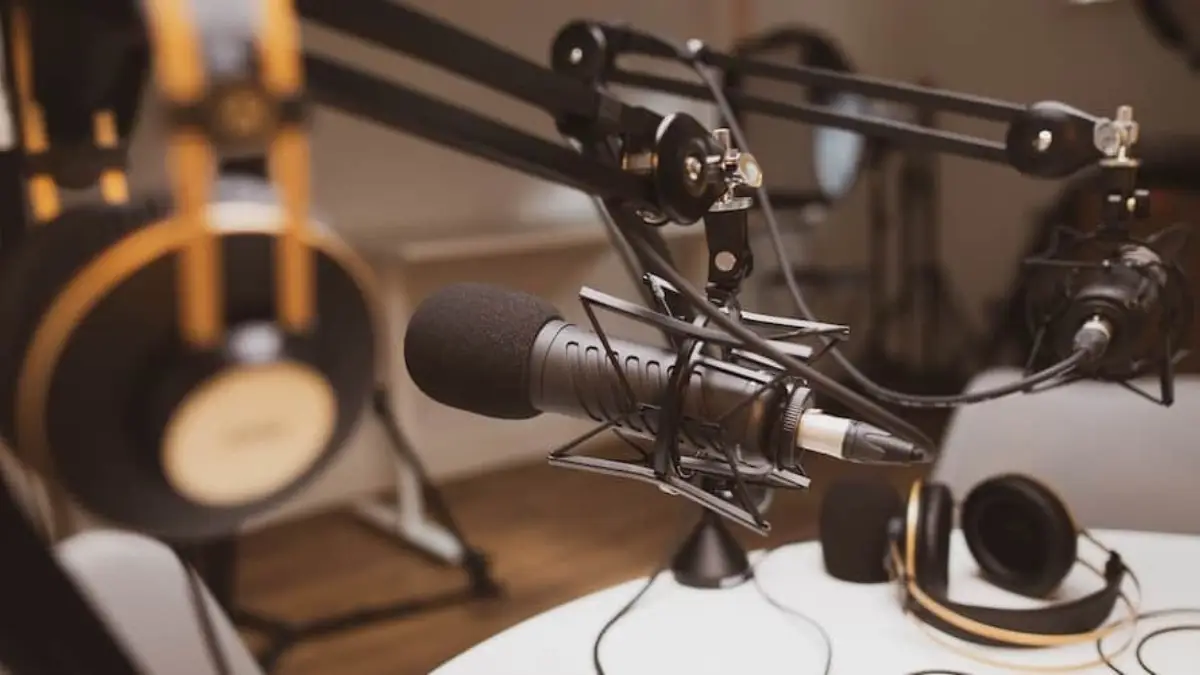 How we podcast intro pic